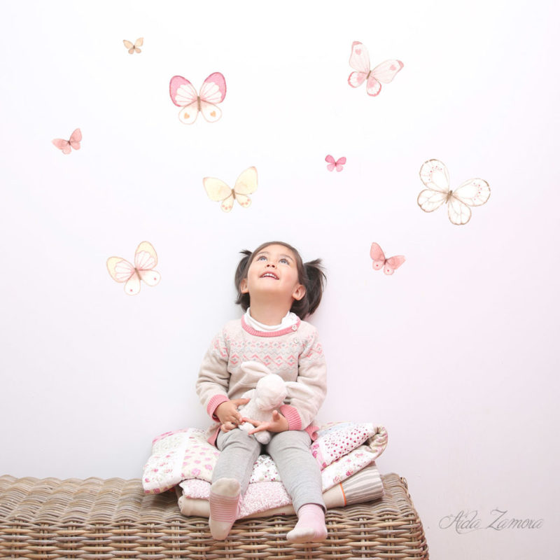 Vinilo infantil de tela Mariposas con niña